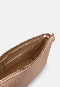 Borsetta in pelle rosa con superficie texturizzata, zip dorata e foderatura beige. Contiene una piccola tasca interna per l'organizzazione.