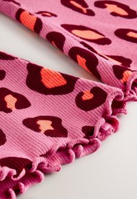 Valimata, purple leopard print