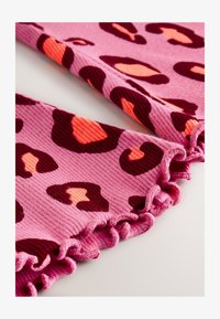 No seleccionado, purple leopard print