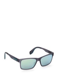 Occhiali da sole con montatura rettangolare, plastica grigia scura opaca, lenti verdi riflettenti e asticelle sottili con un dettaglio blu.