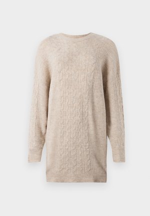 Beiges Strickkleid aus Kabelstrick mit langen Ärmeln und geripptem Rundhalsausschnitt, Ärmeln und Saum.