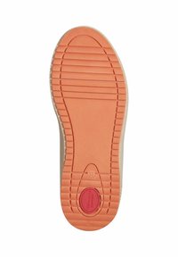 Suola di scarpa in gomma color corallo con linee orizzontali testurizzate, caratterizzata da un accento circolare rosa etichettato "COMFORT" e taglia "37".