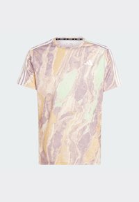 Kurzarm-T-Shirt mit Rundhalsausschnitt in einem marmorierten Muster aus Lila, Gelb und Grün. Mit weißen Streifen an den Ärmeln und einem Logo auf der Brust.