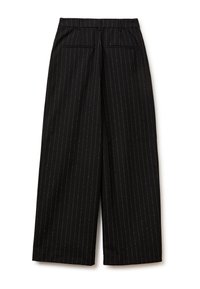 Czarne spodnie o szerokich nogawkach w złote prążki, wyposażone w płaski pas i dwie przednie kieszenie. Gładka tkanina o dopasowanym wykończeniu.