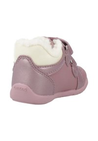 Zapato de cuero rosa con forro suave, doble cierre de velcro y puntera redondeada, con un acabado liso y un talón texturizado. Marca Geox visible.