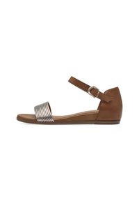 Sandale en cuir marron avec un talon courbé, une large lanière métallique et une boucle réglable à la cheville. Design léger pour le confort.