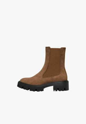 Bruine suède enkelboot met elastische zijpanelen, een textuur oppervlak, een chunky zwarte zool en een ronde neus. Eenvoudig en functioneel ontwerp.