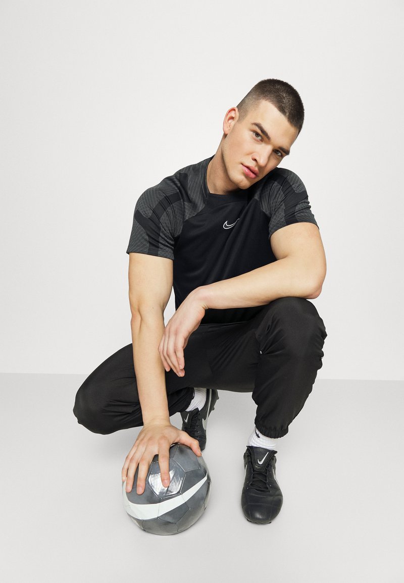 Herren Shirts | Nike Performance M NK DF STRIKE SS K T-Shirt print black/anthracite/white/schwarz - GD27677 Herren Shirts | Nike Performance M NK DF STRIKE SS K T-Shirt print black/anthracite/white/schwarz - GD27677
