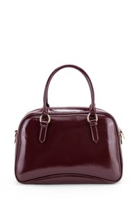 Borsa in pelle laccata bordeaux con manici superiori, hardware dorato e un design rettangolare strutturato che presenta un pannello inferiore curvo.