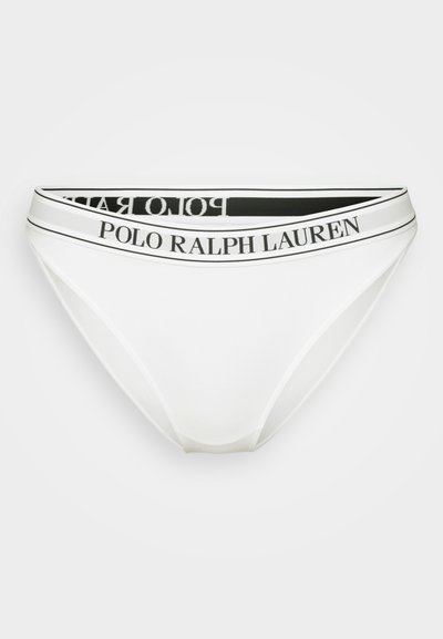 Fehér pamut bikini alsónemű fekete-fehér elasztikus derékpánttal, amelyen vastag betűkkel a "POLO RALPH LAUREN" felirat látható.
