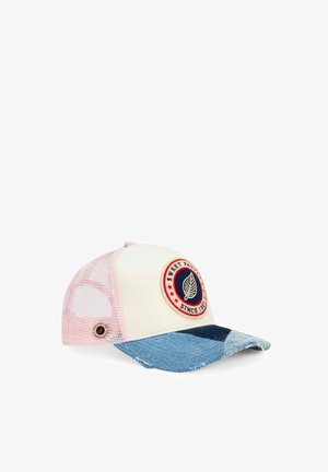 Casquette de baseball avec dos en mesh rose, panneau avant crème avec un patch circulaire et une visière incurvée en patchwork de denim bleu.
