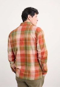 Karierte Bluse in Orange-, Grün- und Cremetönen; leichtes Material; knöpfbare Manschetten; abgerundeter Saum; Rückansicht mit sichtbarem Kragen und Nahtdetails.