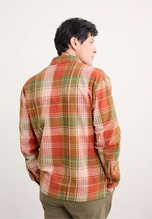 Camisa a cuadros en colores naranja, verde y crema; tela ligera; puños abotonados; dobladillo curvado; vista trasera con detalles visibles del cuello y las costuras.