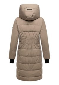 Cappotto imbottito beige chiaro con cappuccio, vita elasticizzata e accenti neri ai polsini. Presenta una texture trapuntata e una lunghezza fino al ginocchio.