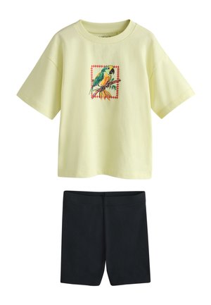 Lichtgele T-shirt met korte mouwen en een kleurrijke papegaaienprint, en zwarte shorts tot aan de knie, casual kinderoutfit.