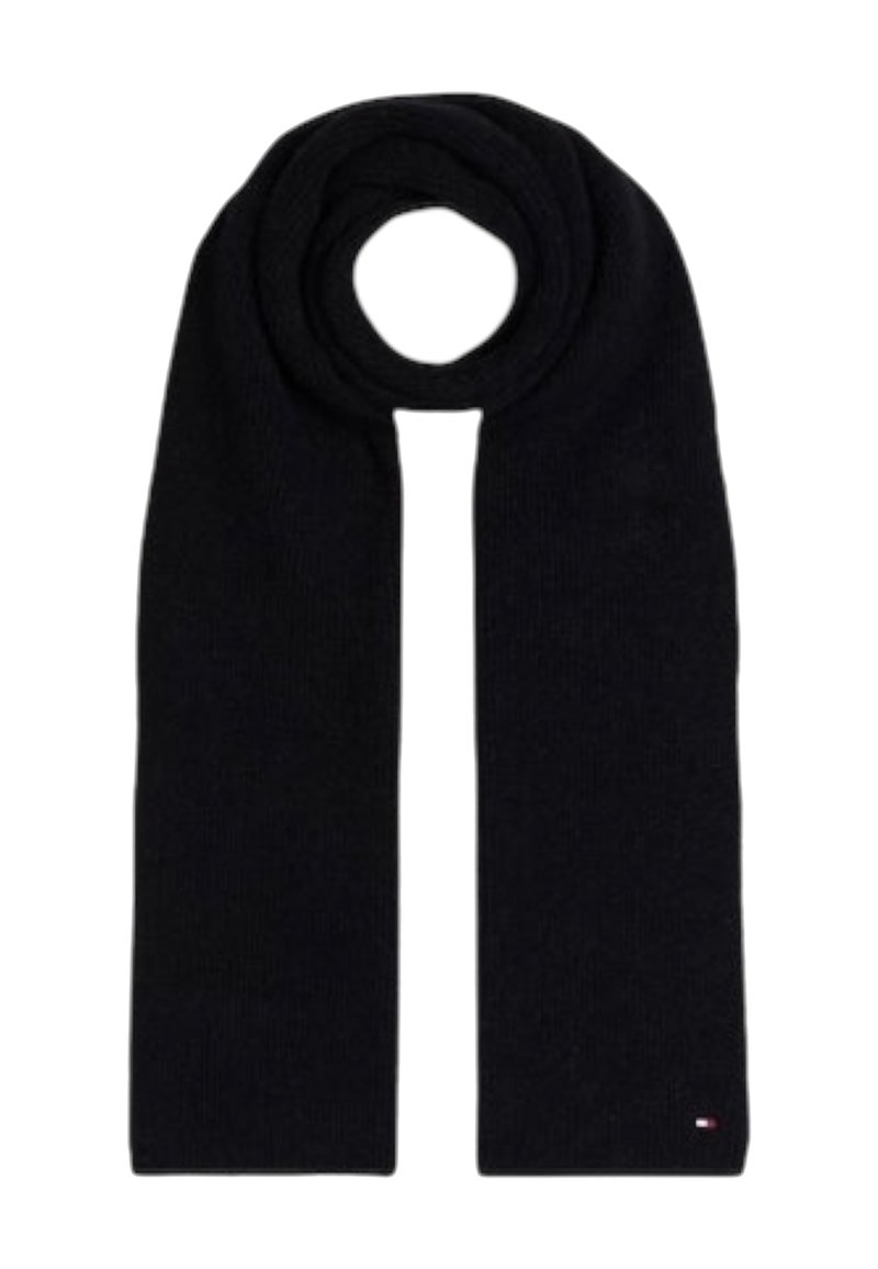 Scialle di lana nera con una texture morbida, di forma lunga e con un sottile accento del logo a un'estremità.