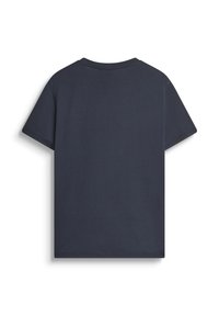 Camiseta de manga corta azul marino liso con cuello redondo, vista desde la parte posterior sobre un fondo blanco.