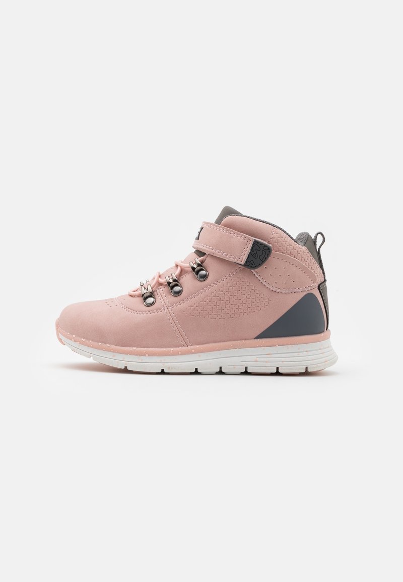 Chaussures mi-hautes en daim rose avec des accents gris, dotées d'œillets métalliques, d'une bande auto-agrippante et d'un panneau texturé sur le côté.