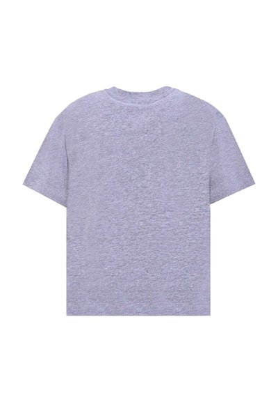 Jasnofioletowa koszulka z krótkim rękawem, okrągły dekolt, miękki materiał, subtelna faktura, prosty krój, bez widocznych logo czy wzorów.