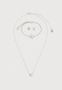 Σετ ασημένιας κοσμήματα που περιλαμβάνει κολιέ, βραχιόλι και σκουλαρίκια με σχήματα καρδιάς, υφασμένα σχέδια  και μικρές διακοσμήσεις από στρας.