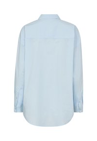 Lichtblauw, langmouwen shirt van zacht stof. Heeft een puntkraag, rugpaneel en knoopmanchetten. De onderkant van de zoom heeft een gebogen vorm.