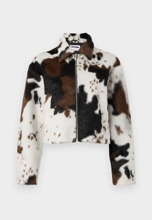 Veste courte en tissu doux avec un motif zèbre en blanc, marron et noir, dotée d'une fermeture éclair à l'avant et d'un col.