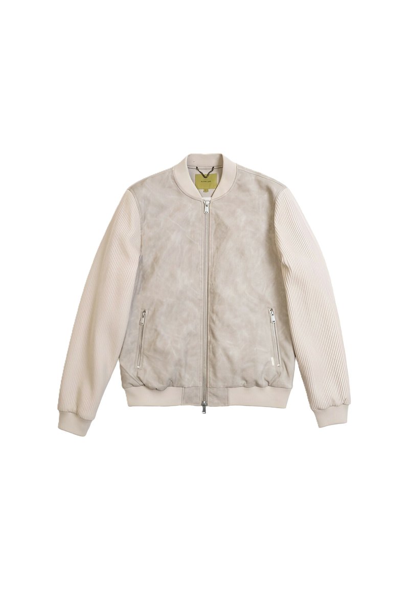 Giacca bomber beige chiaro realizzata in pelle liscia e tessuto a costine; presenta tasche con zip e un colletto aderente.
