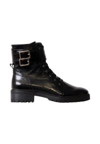 Botas negras de cuero hasta el tobillo con un acabado brillante, que cuentan con cordones, detalles de doble hebilla y una suela de goma gruesa.