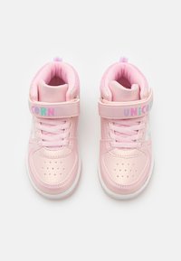Roze hoge sneakers van glanzend synthetisch materiaal, met witte zolen en een bandje met het label "UNICORN." Heeft een geperforeerde neus voor ademend vermogen.