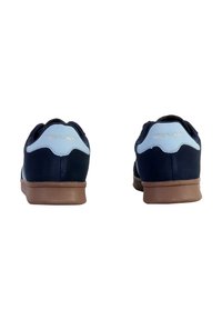 Sneaker blu e navy con tomaia testurizzata, accenti azzurri a contrasto e suola in gomma marrone, caratterizzate da un design curvo nel tallone.