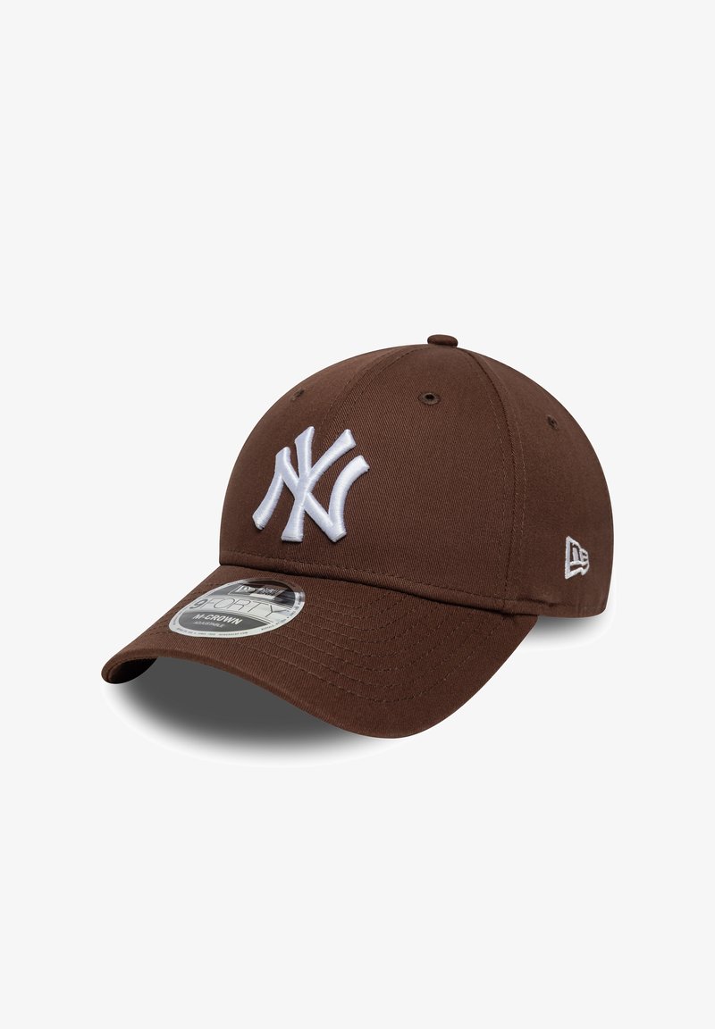 Cappellino da baseball marrone con logo degli New York Yankees ricamato in bianco, visiera curva, trama del tessuto e etichetta della taglia visibile sulla visiera.