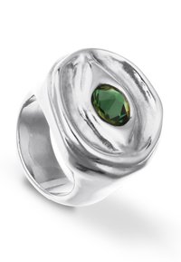 Anillo de plata con un diseño texturizado y ondulado que presenta una piedra preciosa verde facetada en un engaste ovalado. Acabado liso y pulido que realza los detalles.