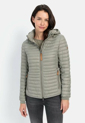 Lichtgroene gewatteerde jas met een capuchon, rits aan de voorkant, zijzakken met beige accenten en geribde manchetten. G gedragen over een grijze top.