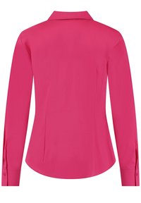 Camicia a maniche lunghe con colletto di un vivace colore rosa, con una texture liscia, una vestibilità su misura e un orlo curvo con spacchi laterali.