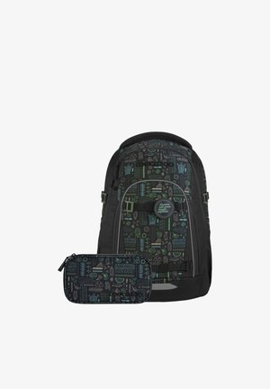 Schwarzer Rucksack und passendes Federmäppchen mit grünen und blauen geometrischen Mustern und von der Natur inspirierten Motiven sowie einer runden Plakette mit der Aufschrift "Träume wachsen gemeinsam größer."