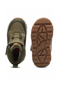 Botas verdes de nailon y gamuza con una correa de Velcro, puntera redonda, suela de goma texturizada y un interior suave forrado de forro polar.