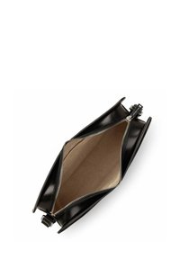 Clutch in pelle nera con chiusura a zip, dotato di un interno beige. Il design è elegante, con bordi angolari e pochi dettagli hardware.