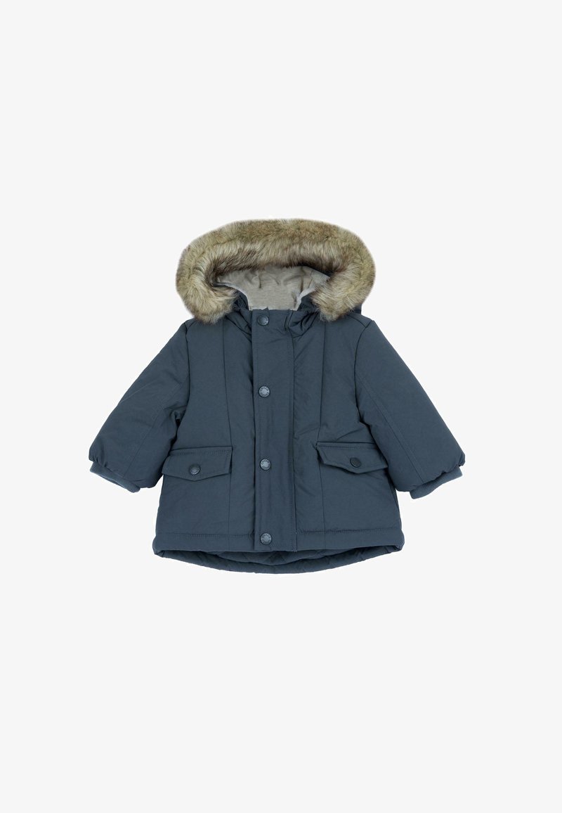 Veste d'hiver bleu marine pour tout-petit avec capuche bordée de fourrure, fermeture à boutons et poches à rabat sur fond blanc.