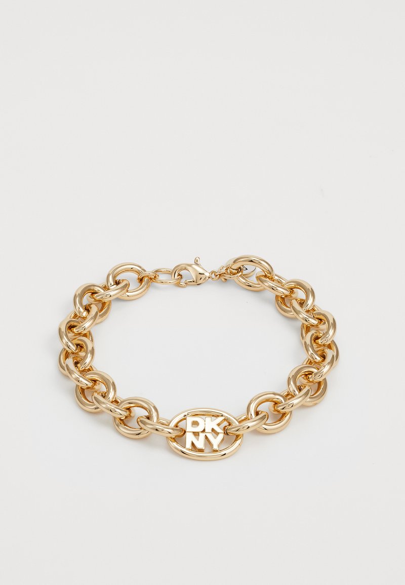 Pulseira de metal dourado com elos entrelaçados, acabamento polido e um charme oval central com "DKNY" gravado.