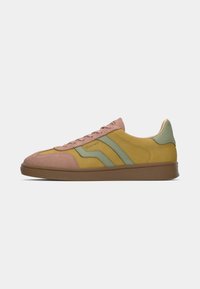 Flerfargede sneakers med rosa, grønne og gule semskede overdel, med tonede striper og en strukturert brun gummisåle. Lisser.