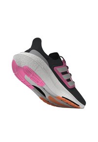 Svart löparskor med rosa detaljer, grå ränder och texturerad mellansula. Har en vadderad sula för stöd och stabilitet.