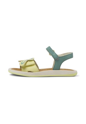 Tvåfärgad sandal med en gul överdel med en båtdetalj och en teal rem, på en stabil vit sula med en ljusgrön accent.
