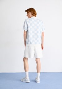 Nike Sportswear TECH FLEECE SHORT - Dresside alumine osa - sail