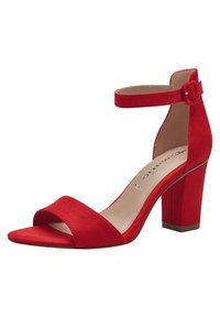 Sandalía de tacón alto de ante rojo con tira en el tobillo, diseño de punta abierta, banda frontal ancha y tacón bloque. El interior cuenta con un forro beige.