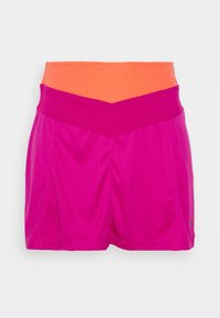 Pantalones cortos deportivos de color rosa, con una cintura naranja y un diseño en forma de cheurón en la parte superior. Fabricados con un material suave y elástico, con costuras laterales.