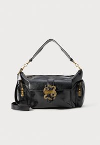 Sac à main en cuir noir avec une texture lisse, quincaillerie en forme de serpent doré et deux poches latérales zippées. Bandoulière réglable incluse.
