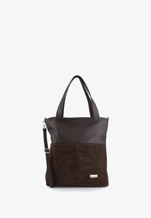 Brązowa torba typu tote ze skóry i zamszu z dwoma uchwytami, odpinanym paskiem oraz przednią kieszenią. Gładkie i strukturalne powierzchnie, minimalistyczny design.