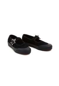 Svarta mockaskor med en platt gummisula, dekorerade med en stjärnformad metallaccent och en elastisk rem för en säker passform.