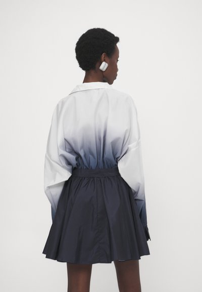 Norma Kamali SUPER OVERSIZED FLARED DRESS - Marškininė suknelė - true navy ombre