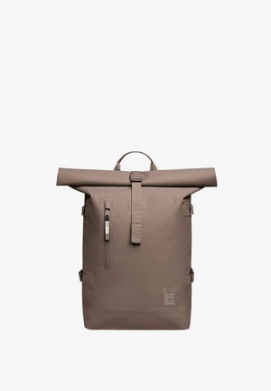 Zaino a roll-top beige scuro realizzato in tessuto resistente. Dotato di tasca frontale con zip e spallacci regolabili. Logo stampato sulla parte anteriore.